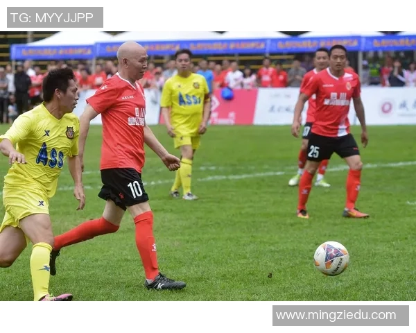 外国足球明星在热带海滩上展开激战，激情四溢的夏日对决引发热议